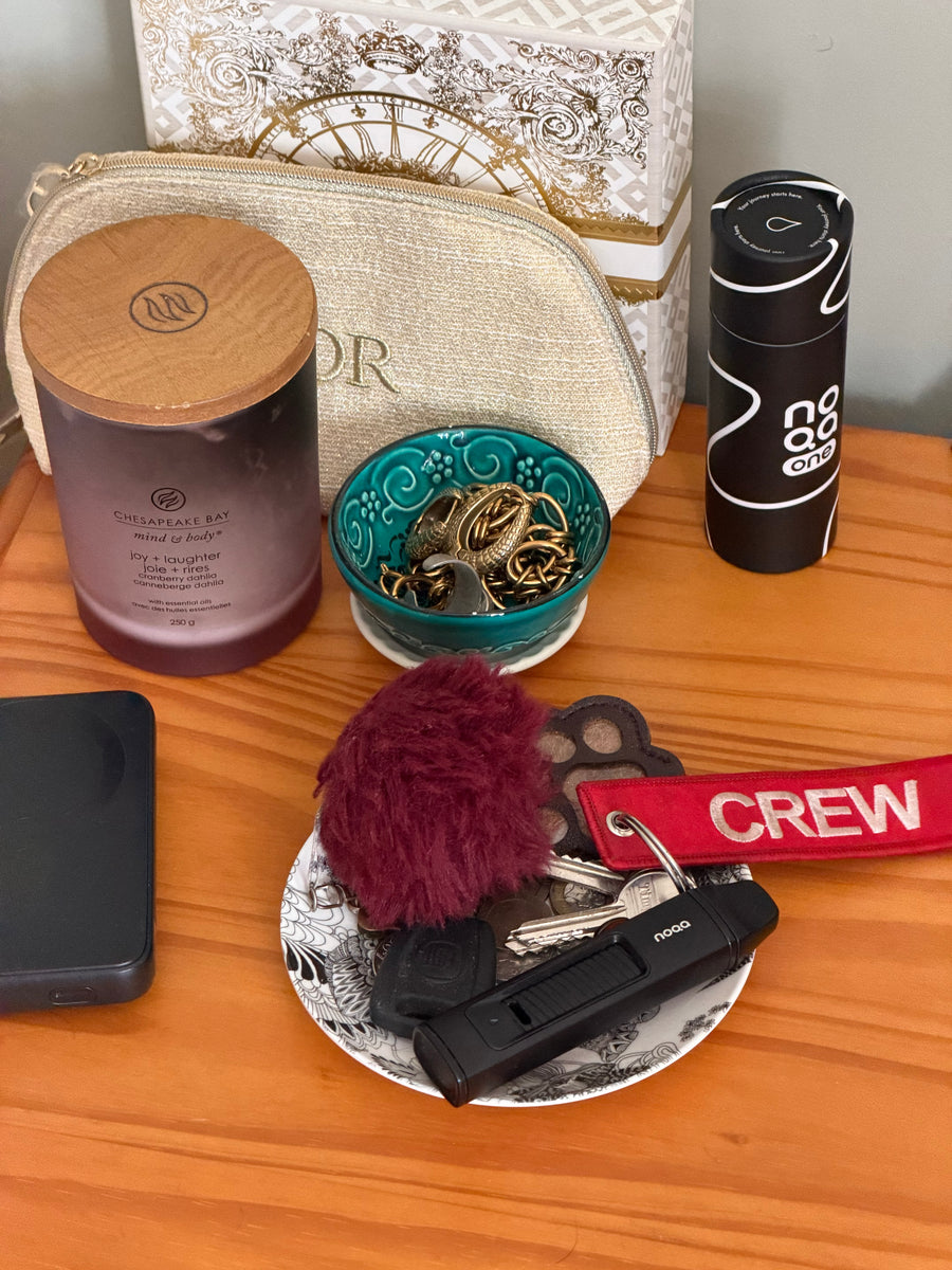 Lucy, NOQA beta tester, with her NOQA One inhaler and flavour pouch in her bag