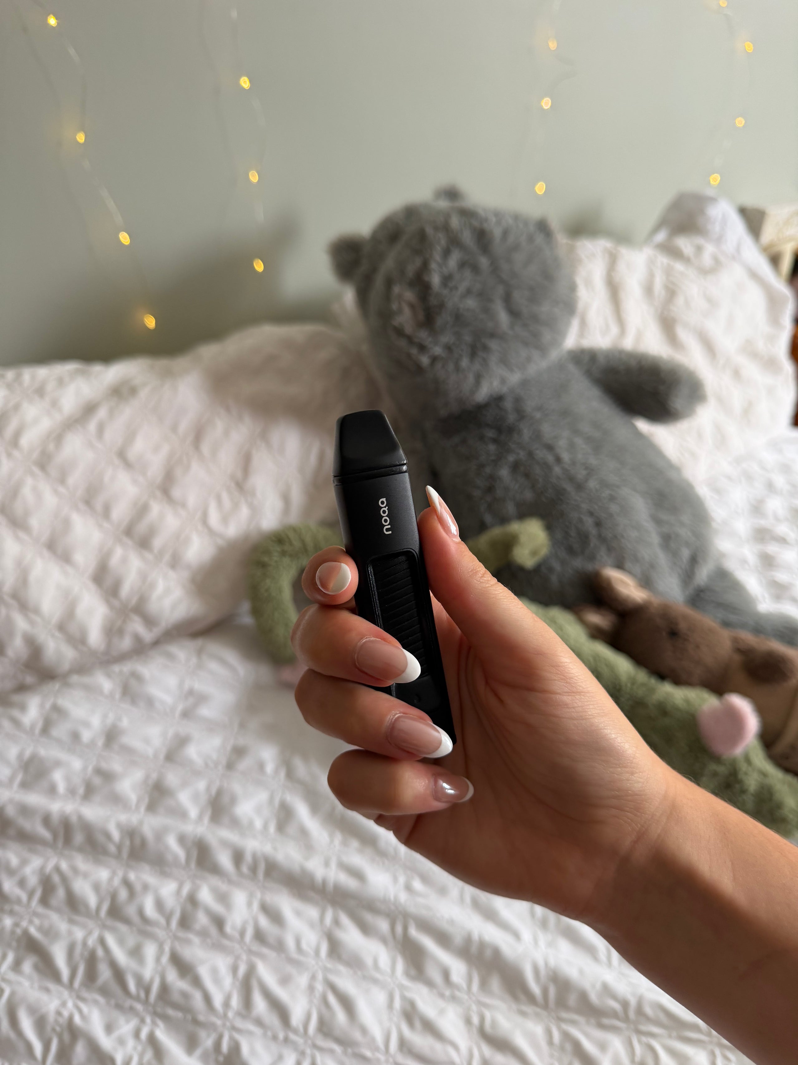 Celia, NOQA beta tester, holding her NOQA One inhaler